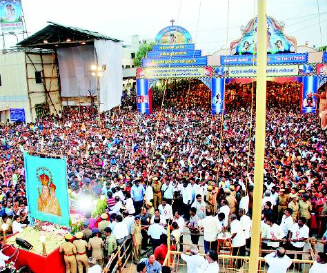 Crowds of Faitthful at Besant Nagar Shrine
