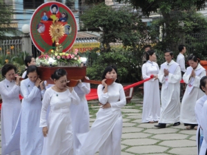 religious procession in vietnam